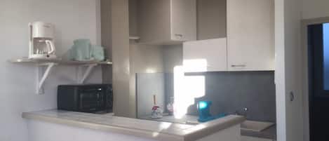 Réfrigérateur, four à micro-ondes, un four, surface de cuisson
