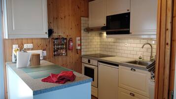 Coffee/tea maker, fridge, microwave, oven