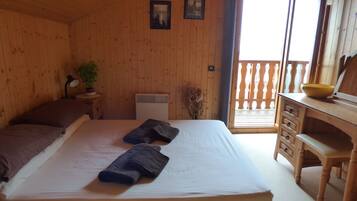 4 bedrooms, iron/ironing board, WiFi