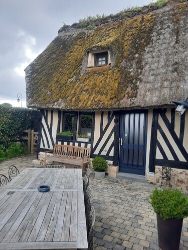In the estuary of the Seine, a few minutes away from Honfleur, a real Longere