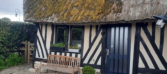 In the estuary of the Seine, a few minutes away from Honfleur, a real Longere