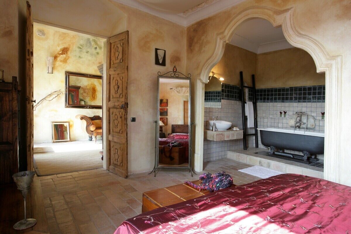 12 slaapkamers, een kluis op de kamer, een bureau