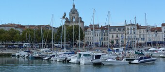 Holiday rental River Cottage with 17th century surroundings near river & Saintes