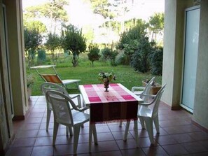 Outdoor dining - Apartment with the feet in the water, all the stores (Calvi)