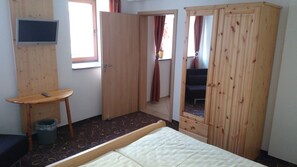 2 chambres, coffres-forts dans les chambres, lit parapluie