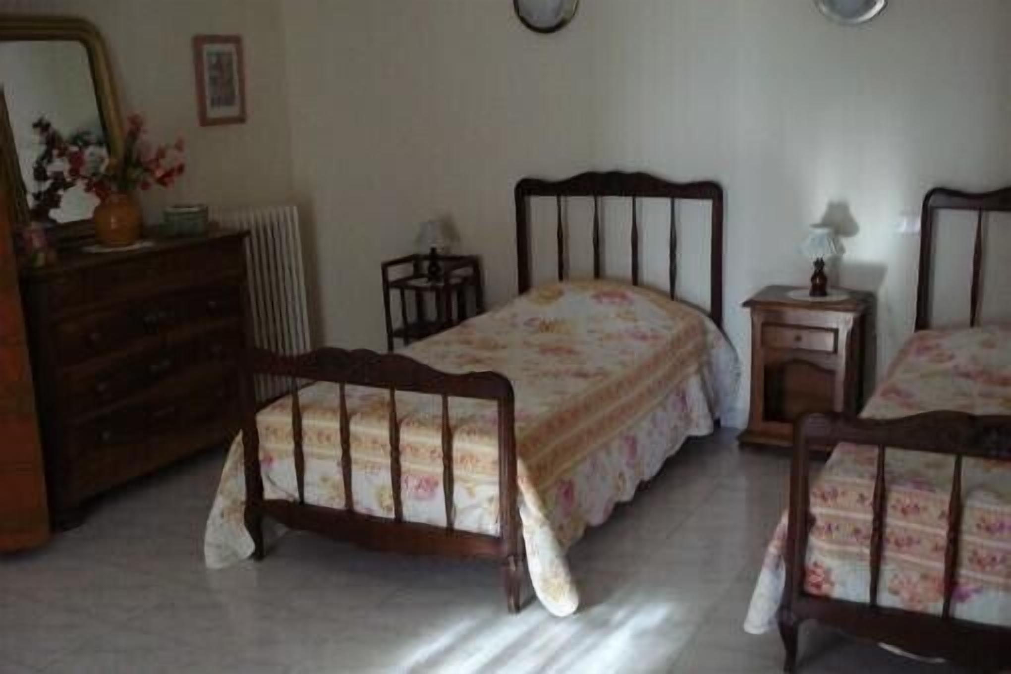 Rental apartment in provencal farmhouse, in the countryside (laurels)