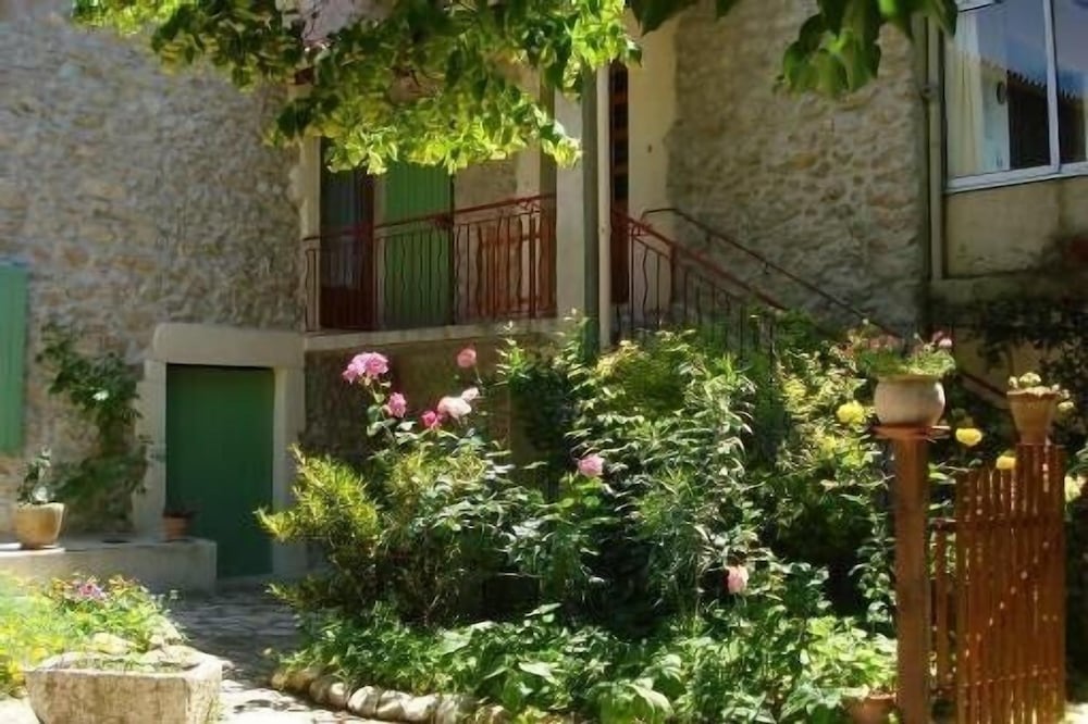 Rental apartment in provencal farmhouse, in the countryside (laurels)