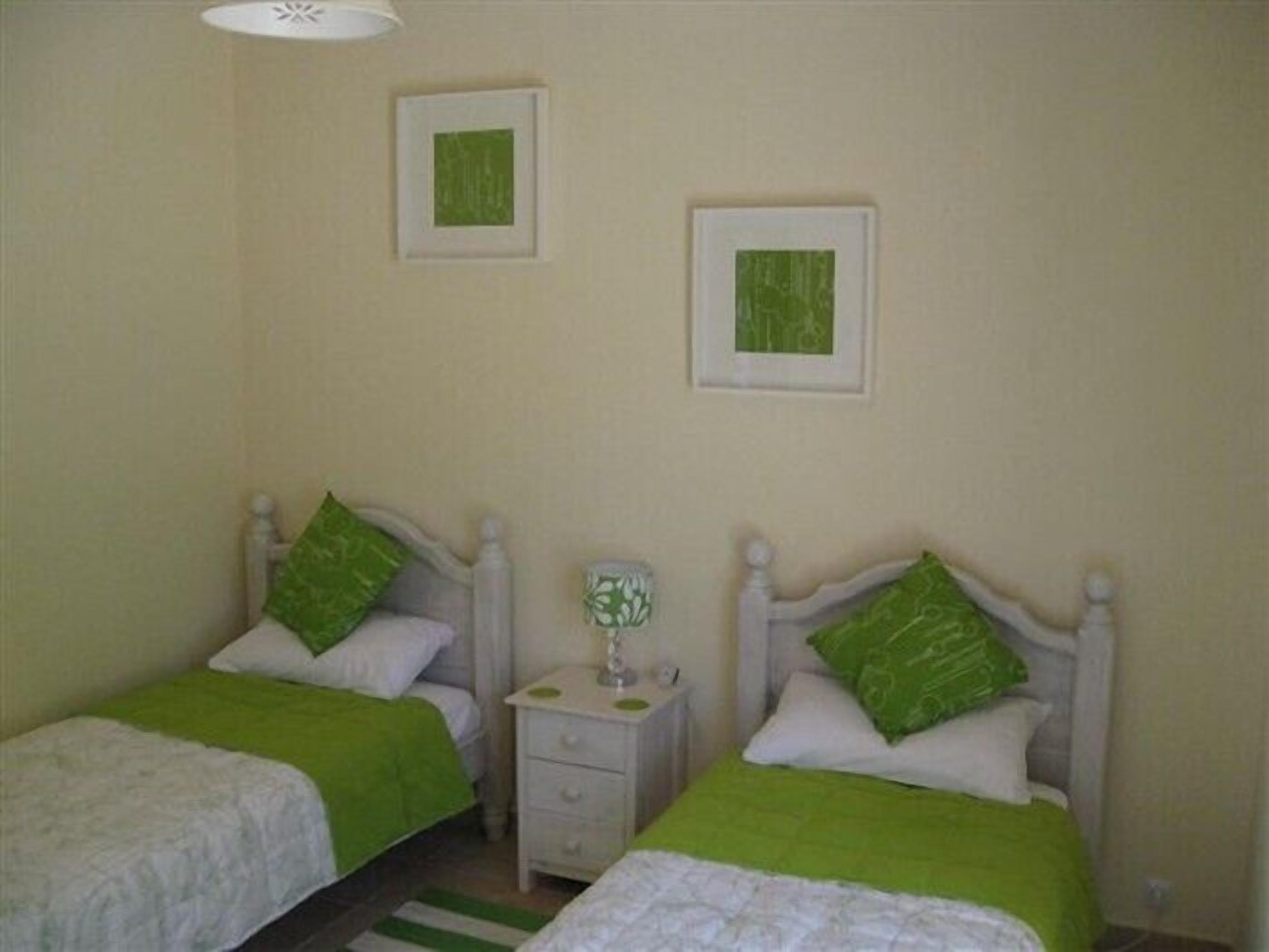 Modern self-catering villa, 10 min stroll to the beach with mountain views