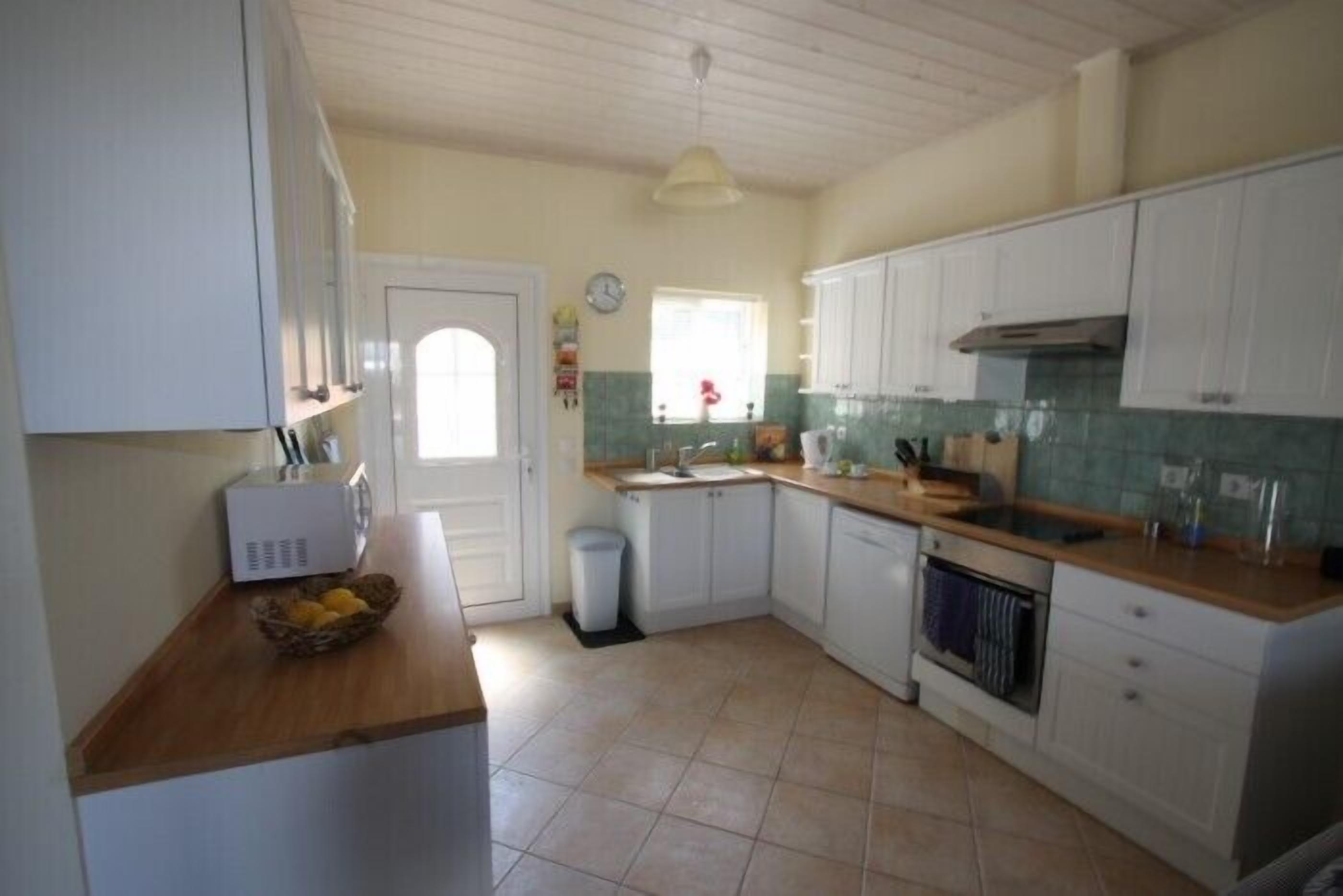 Modern self-catering villa, 10 min stroll to the beach with mountain views