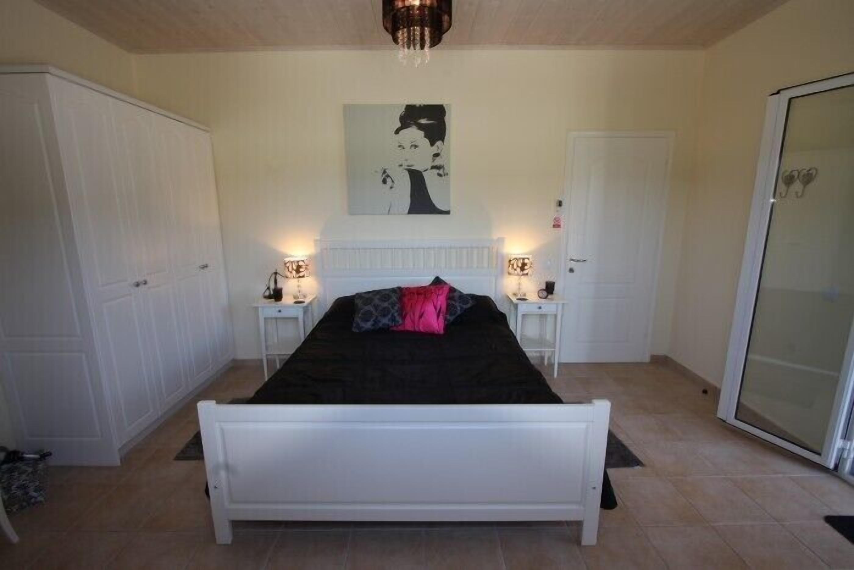 Modern self-catering villa, 10 min stroll to the beach with mountain views