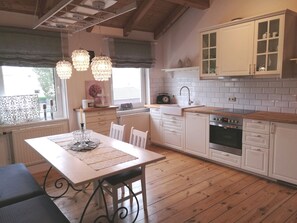 Fridge, microwave, oven, stovetop - Magical apartment centrally in Altötting (Altötting)