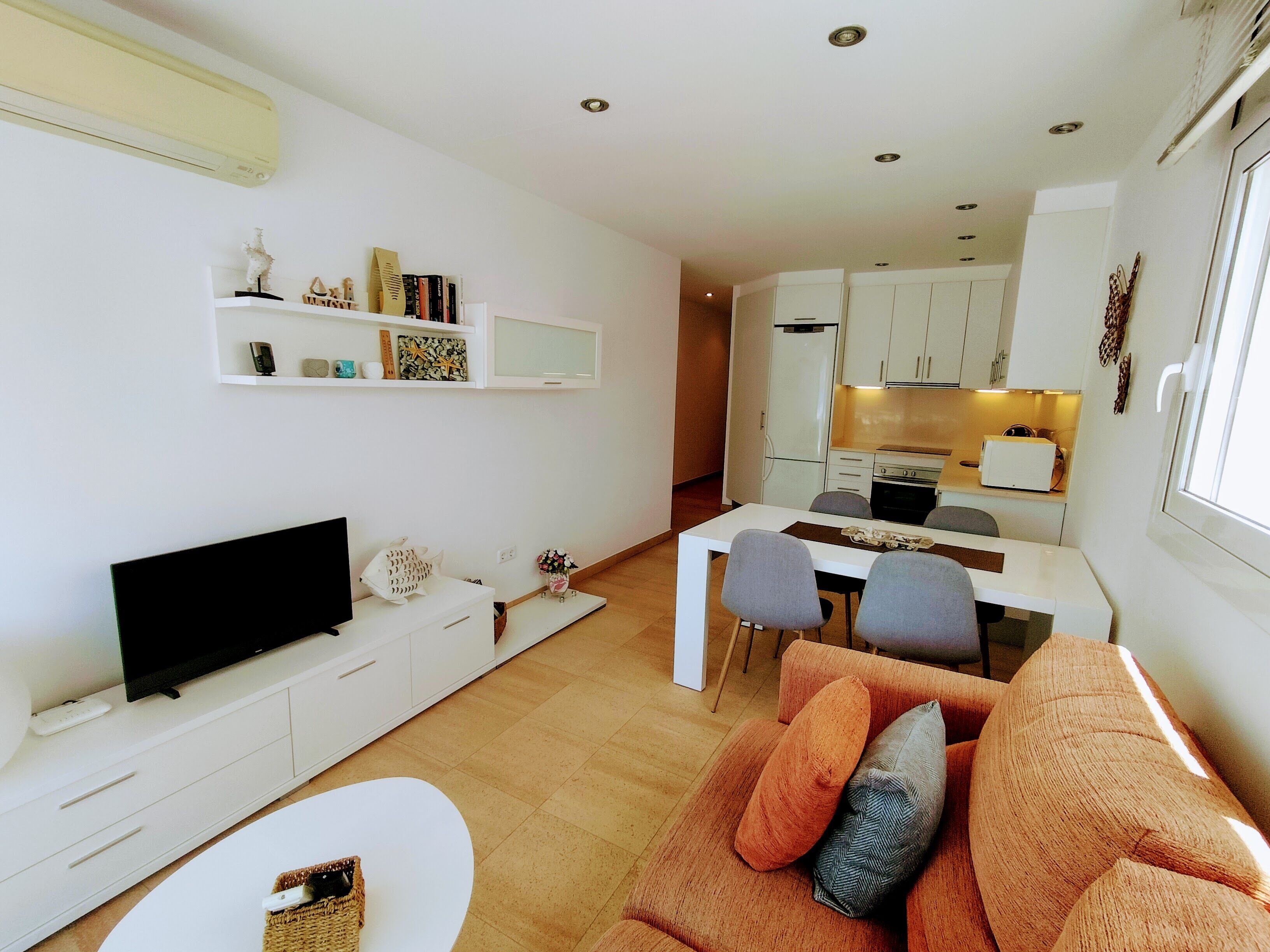 Apartment in the first sea line. Ideal for families.