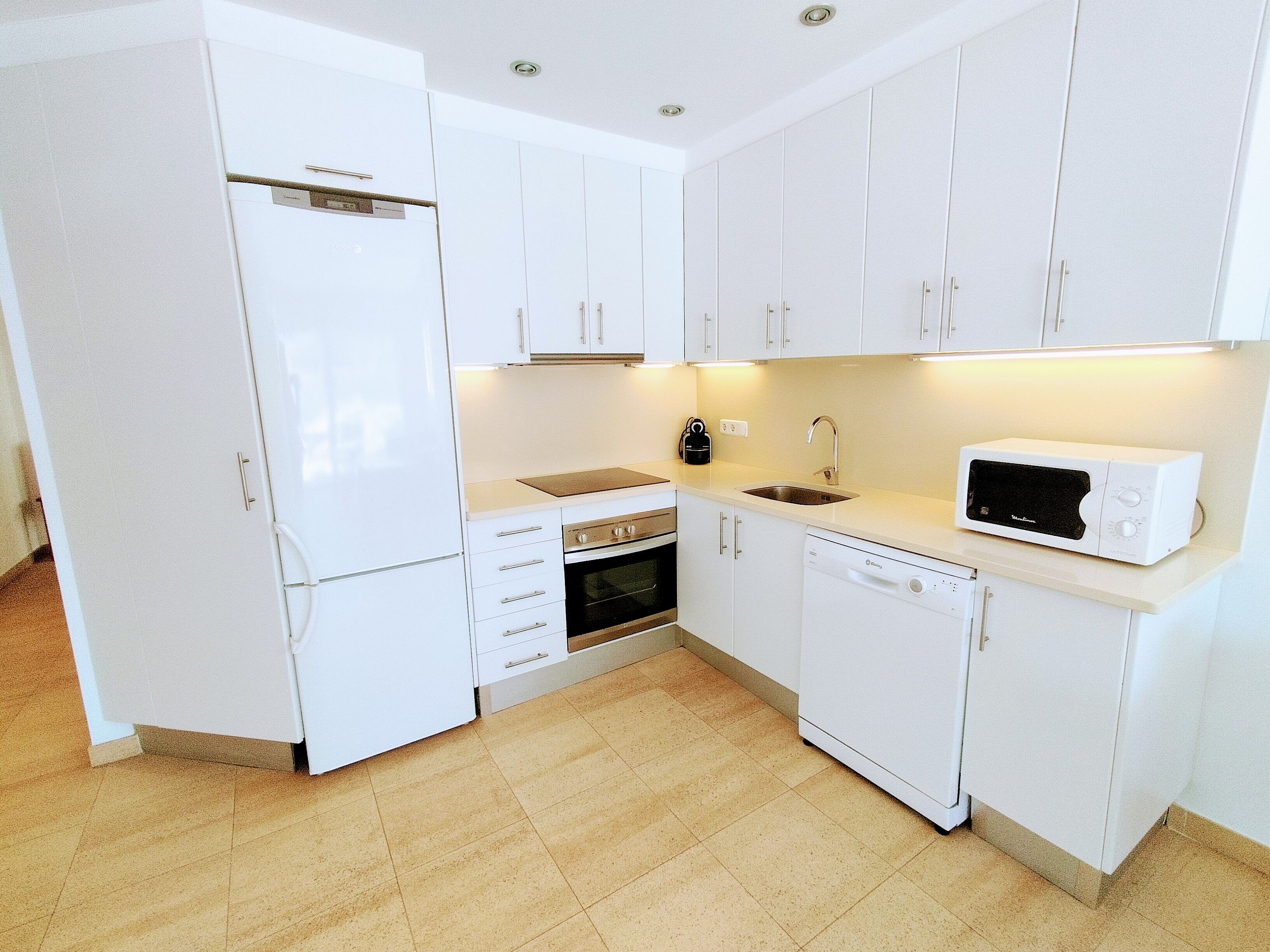 Apartment in the first sea line. Ideal for families.