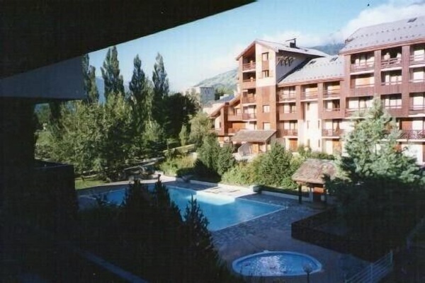 Vue sur la piscine depuis l'appartement