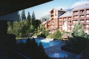 Vue sur la piscine depuis l'appartement