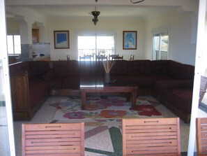 TV - Family friendly villa with sea views, just 10 min walk to the beach (Ksar Sghir)