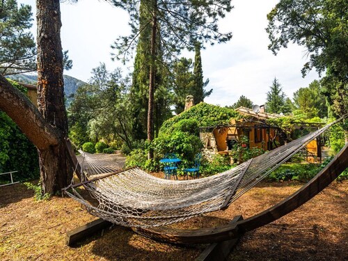 Adorable villa avec piscine nichée dans la pinéde