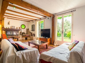 TV, fireplace, DVD player