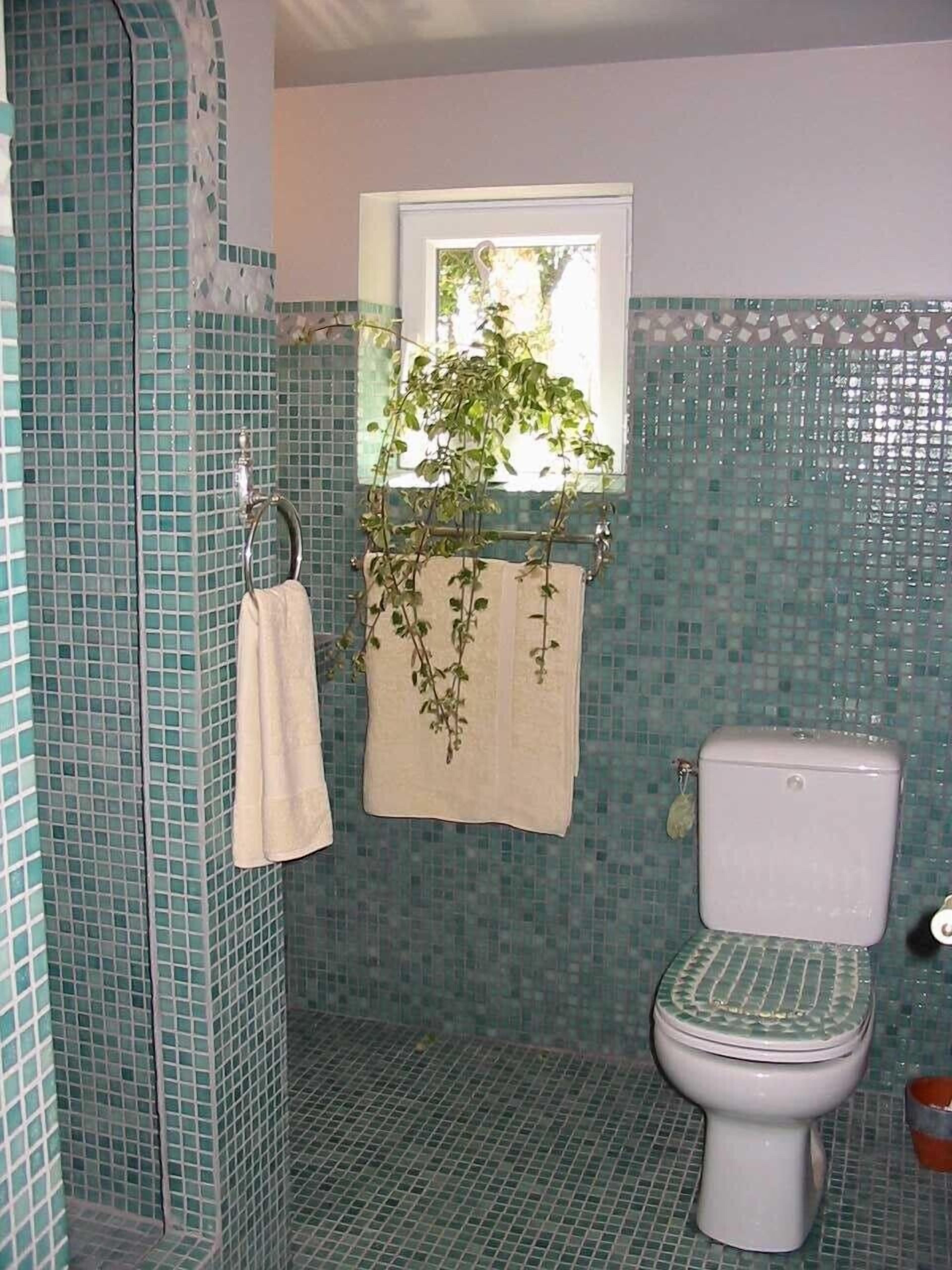 Bathtub, hair dryer, towels