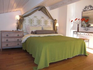 3 chambres, fer et planche à repasser, lit de bébé portatif