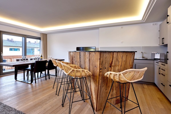 großer Wohnbereich mit Küche; 10qm über-dachter Suedbalkon, großer Flat-TV