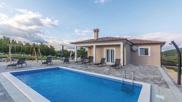 A swimming pool with lounge chairs and a covered patio area. - Modern Villa w / pool, a few minutes from the sea, surrounded by nature (Brgod)