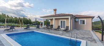 Modern Villa w / pool, a few minutes from the sea, surrounded by nature