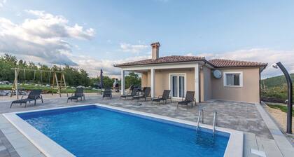 Modern Villa w / pool, a few minutes from the sea, surrounded by nature