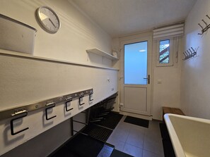 المنشأة من الداخل