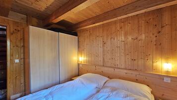 2 bedrooms, internet, bed sheets