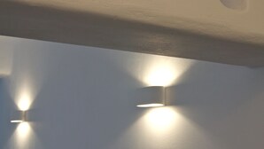 Un soffitto con faretti a incasso e tre aperture quadrate.