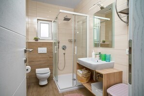 Dusche, Haartrockner, Handtücher, Seife