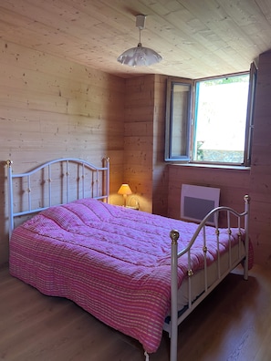 4 bedrooms, iron/ironing board, bed sheets