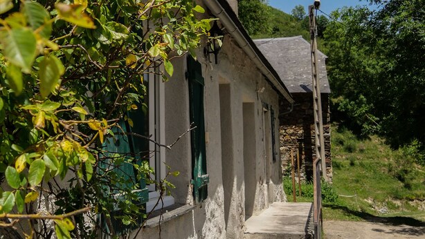 Uma escadaria de pedra estreita que leva a um edifício com telhado inclinado.