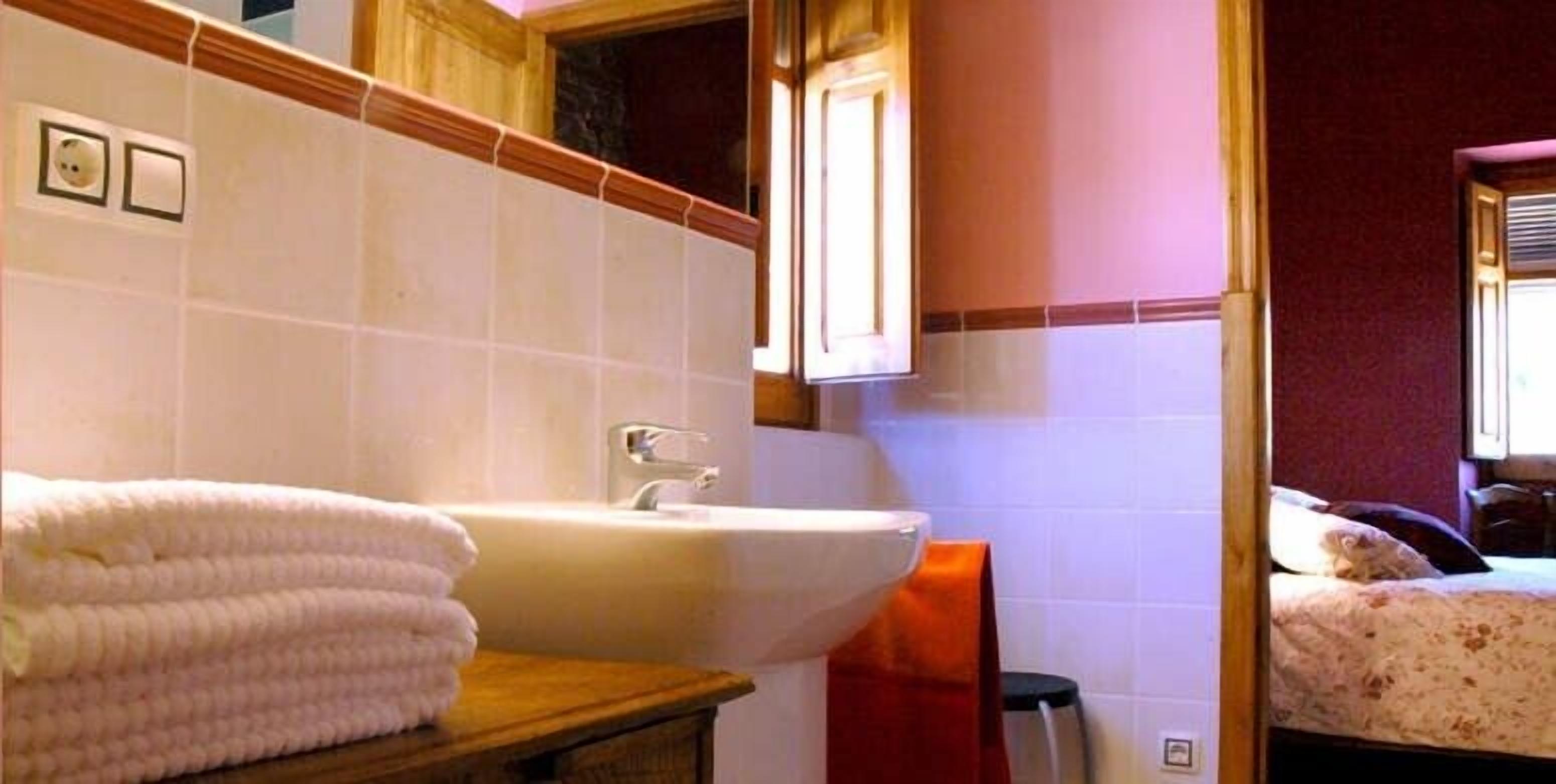 Brilliant, Catalan Holiday Home w/ Private Pool - 5 bedrooms, 5 bathrooms