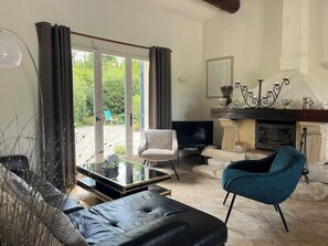 TV, peis, DVD-spiller og bøker