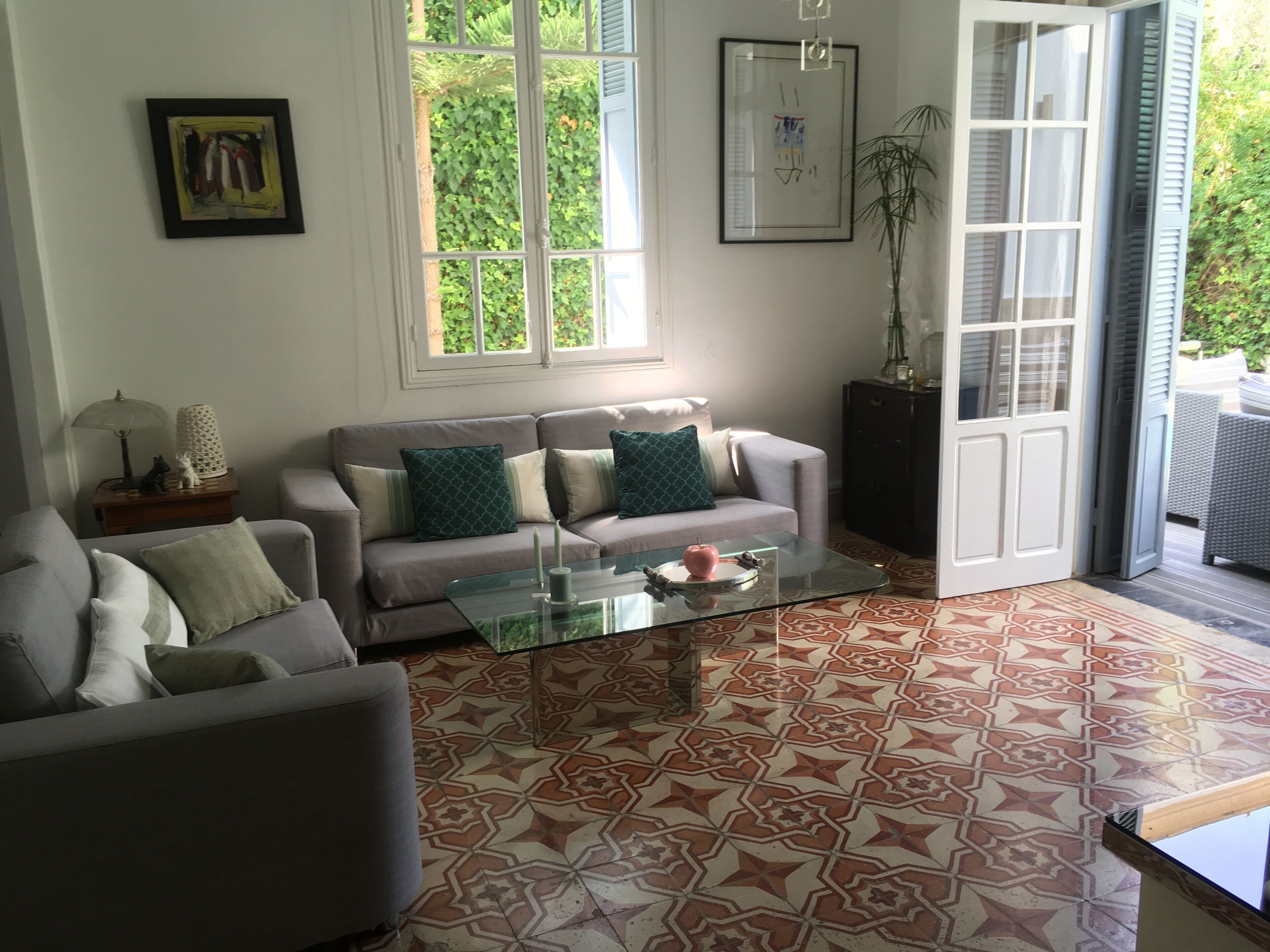 Fernseher, Kamin, DVD-Player, Bücher