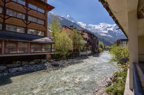 Chamonix centre 2BR - Fireplace, stone walls, balcony with View of Mont Blanc