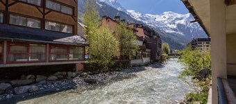 Chamonix centre 2BR - Fireplace, stone walls, balcony with View of Mont Blanc