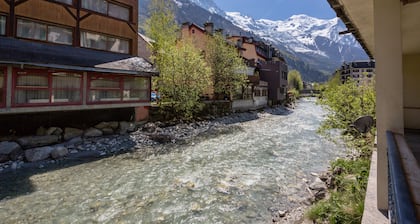 Chamonix centre 2BR - Fireplace, stone walls, balcony with View of Mont Blanc