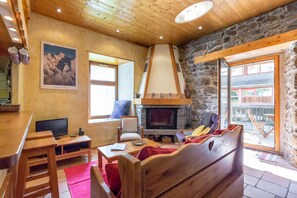 TV, fireplace, DVD player, books