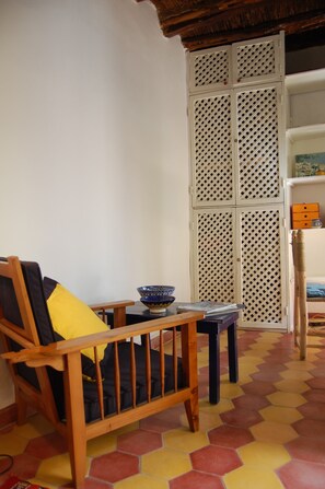 Téléviseur, foyer, lecteur de DVD, livres