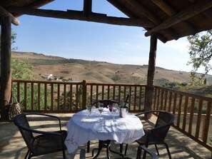Outdoor dining - RURAL HOUSE 8 person RODEADA OF NATURE AND TRANQUILITY 4 BEDROOMS AND 4 BATHROOMS (Antequera)