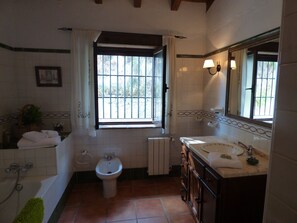 Bathtub, hair dryer, bidet, towels - RURAL HOUSE 8 person RODEADA OF NATURE AND TRANQUILITY 4 BEDROOMS AND 4 BATHROOMS (Antequera)