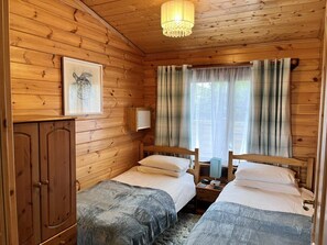 3 bedrooms, iron/ironing board, free WiFi, bed sheets - Cherry Lodge, Cedar Springs, Self Catering Log Cabin, Heacham,Close to the Beach (King's Lynn)