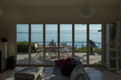 Suuri lomamökki, josta on upeat näkymät rannalle ja erillinen majatalo nukkuu 12