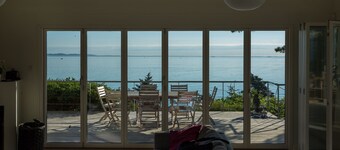 Stort feriehus m / fantastisk utsikt over sjøen og separat gjestgiveri soveplass til 12