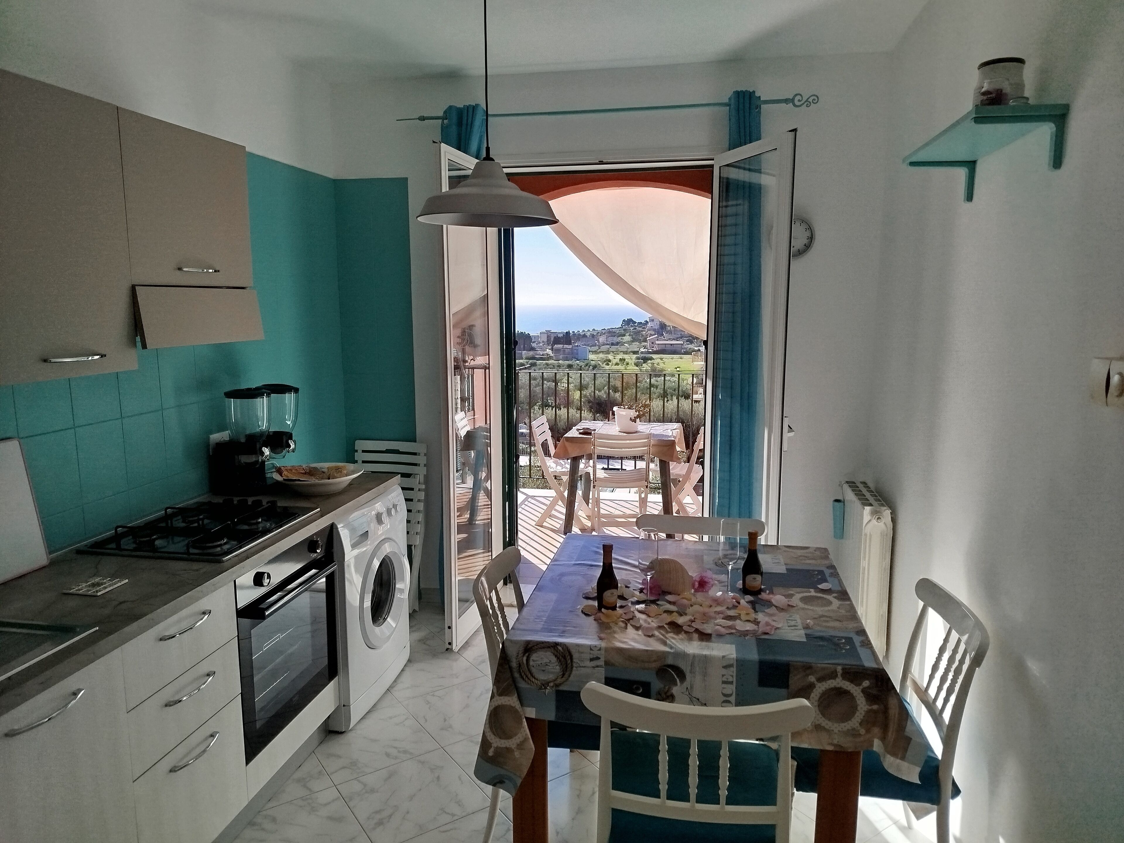 Kjøleskap, ovn, kokeplater og kaffetrakter/tekoker