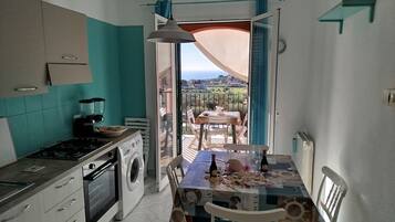 Kjøleskap, ovn, kokeplater og kaffetrakter/tekoker