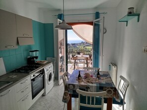 Réfrigérateur, four, plaque de cuisson, cafetière/bouilloire